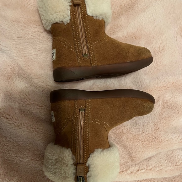 Ugg boots toddler size 6.5 - Picture 3 of 9